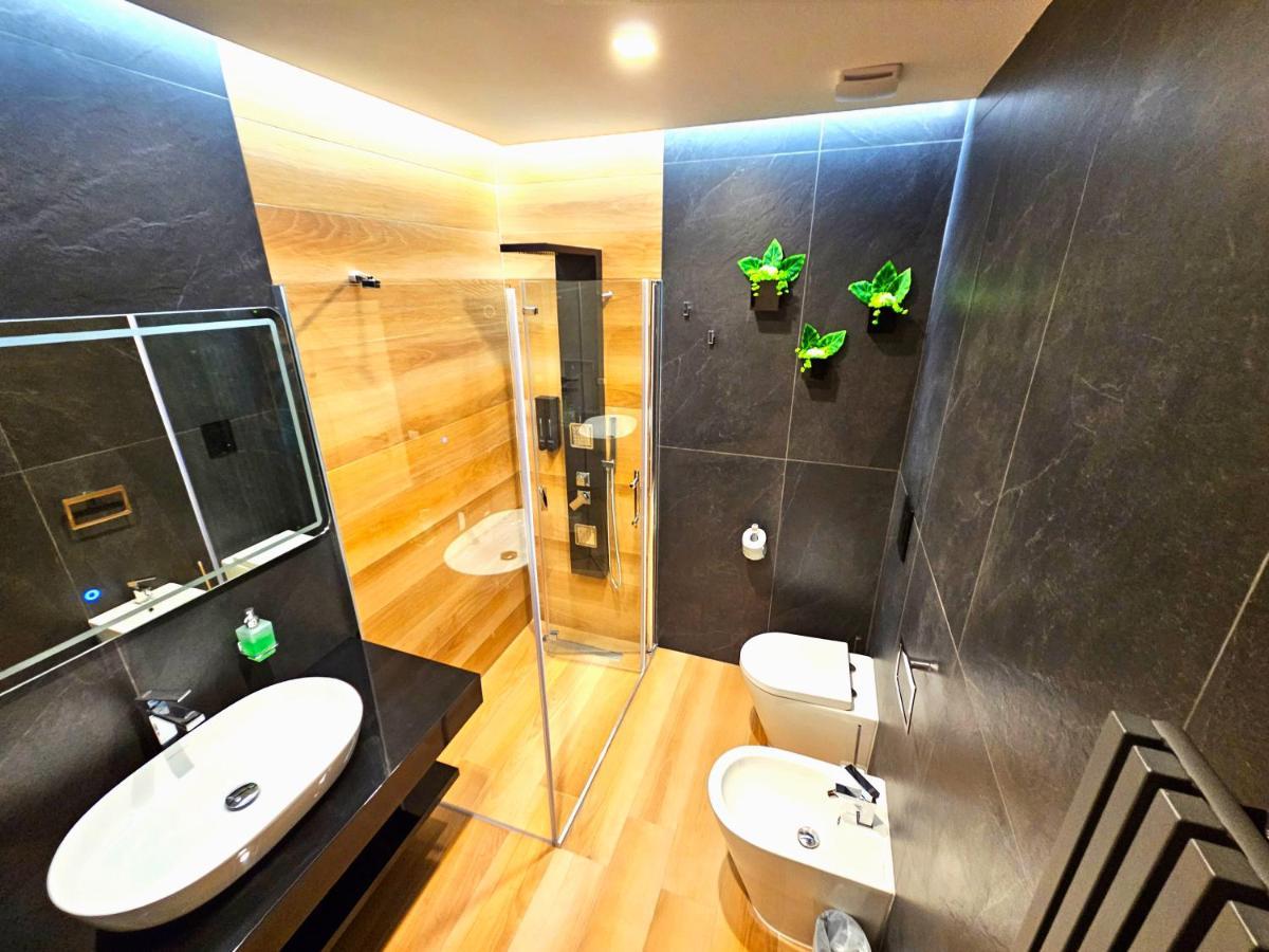 Trilogy Prestige - Central Premium Suites เลชเช ภายนอก รูปภาพ